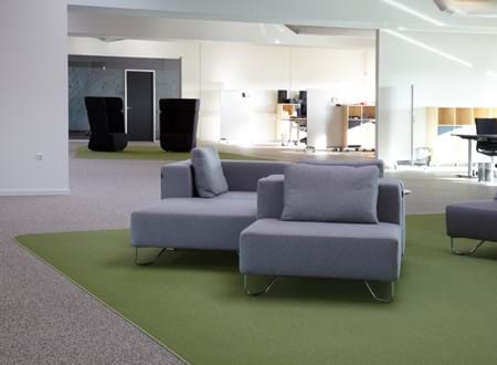 afpasset Fraster tæppe grøn på kontor